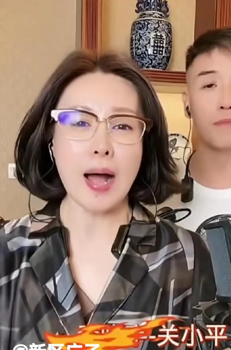 王亮说二姨是家里的军师，那当然人家亲姐姐还能向着你这个前妻生的外甥。她指定向着妹