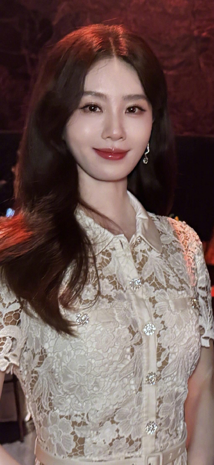 刘诗诗天坛女神刘诗诗这个年龄段的五官和气质状态，看起来还能拍很多年古偶的样子，