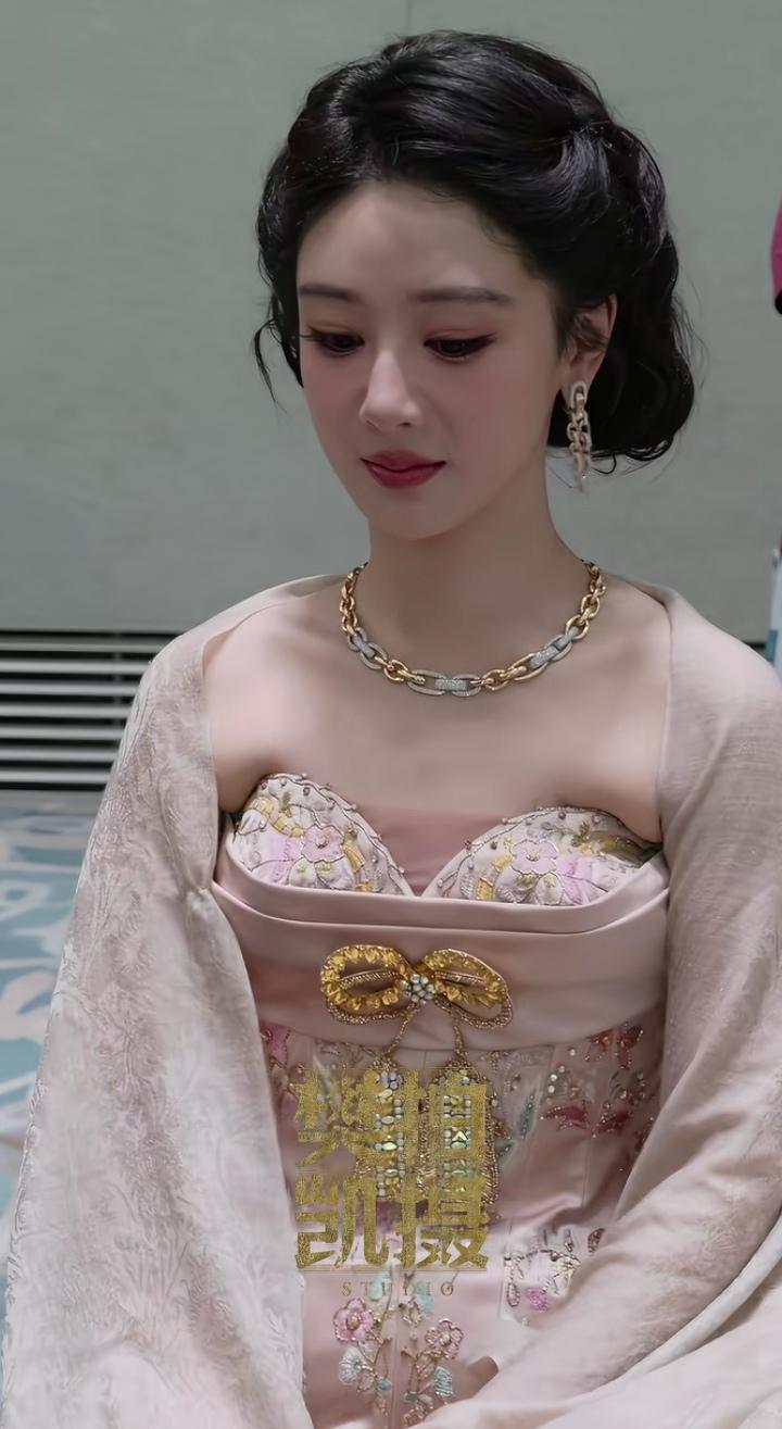白玉兰红毯上，杨紫身着抹胸高定礼服亮相，整体气质端庄舒展，整套造型细节考究，精致