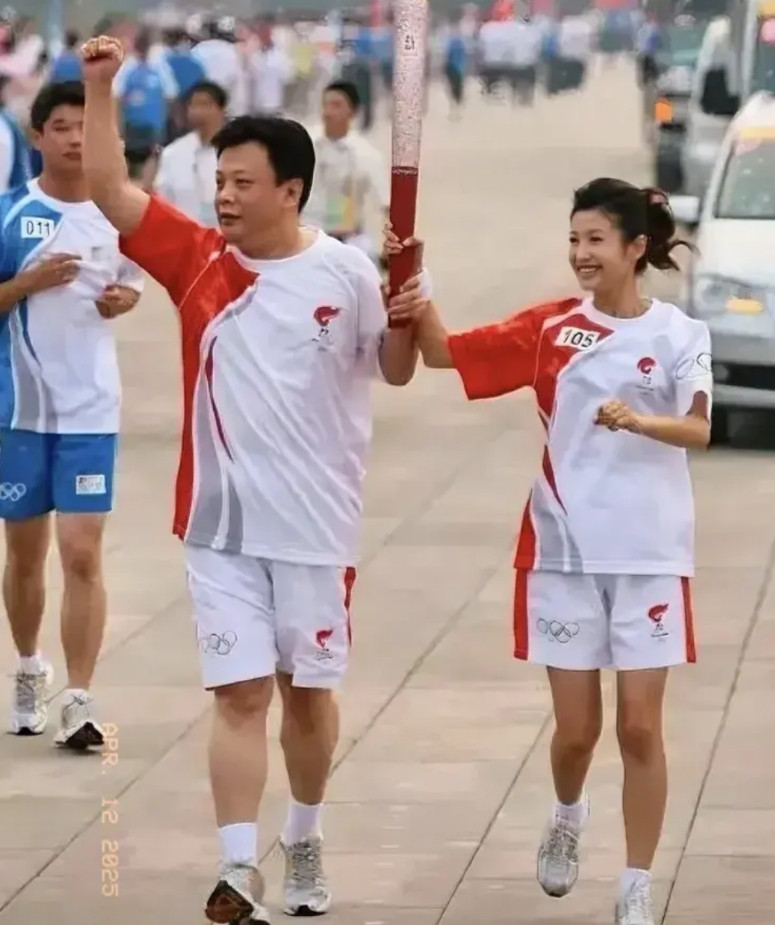 当年的春妮跟蒋虎也是很恩爱的夫妻，还一起参加了2008年奥运会的火炬传递。一些人