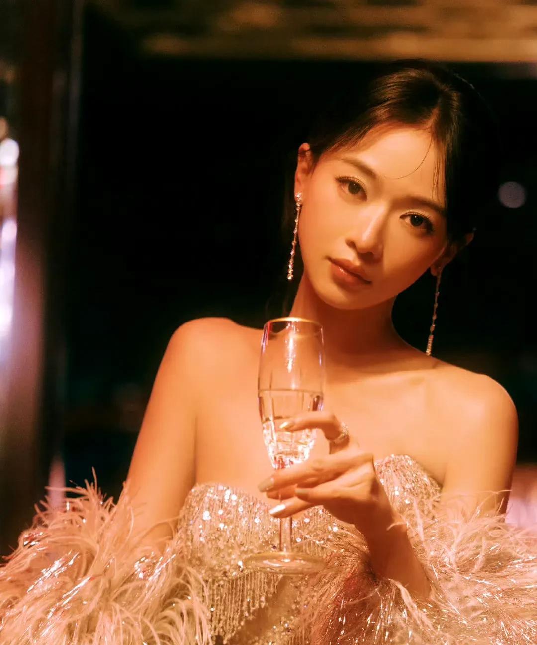 吴谨言美得不知天地为何物这组照片简直是颜值暴击！姐姐这次的造型又又又美出新高度