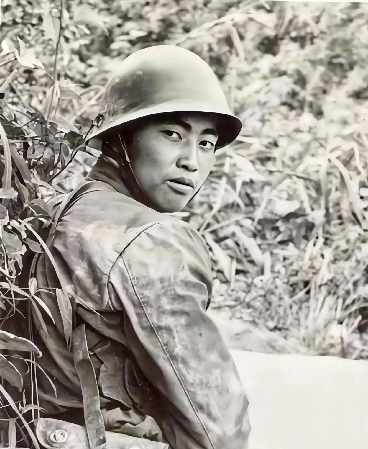 1984年老山，21岁新兵张忠顺，在战斗中，开枪击倒2名敌军。他欣喜若狂，拔腿冲