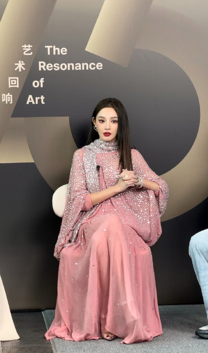 甜度超标预警！彭小苒粉色亮片裙造型惊艳，长直发柔顺飘逸，配上标志性梨涡笑容，真的