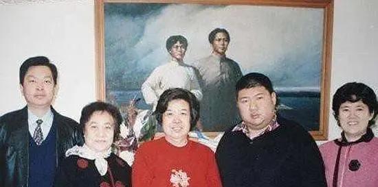 原来国务院副总理吴桂贤，与毛主席家人的合影，他是新中国第一位女性副总理，也是劳动