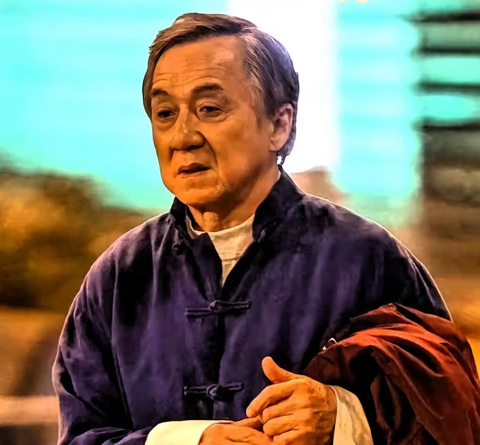 成龙现在估计后槽牙都要咬碎了！他怎么也不会想到，刚在华表奖的舞台上风光，