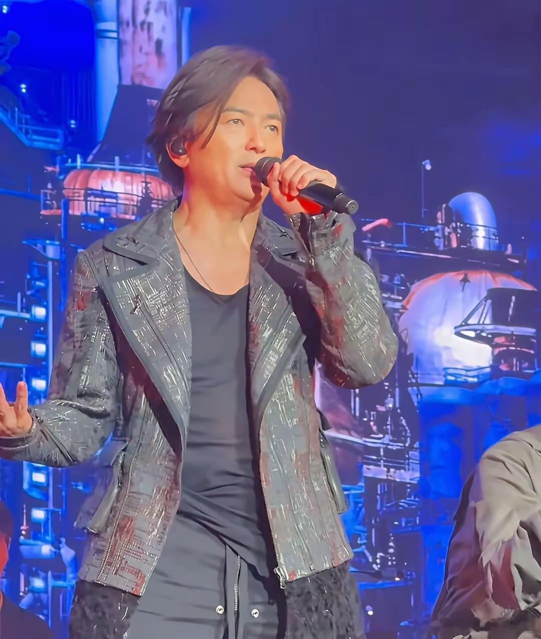 为什么57岁的郑伊健还出来开演唱会？​我现在终于懂了。​其实不是他自己想“卖情怀
