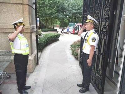 业主大半夜不睡觉，悄悄举着手机对着保安室连按快门，这几张照片直接把小区的保安队伍