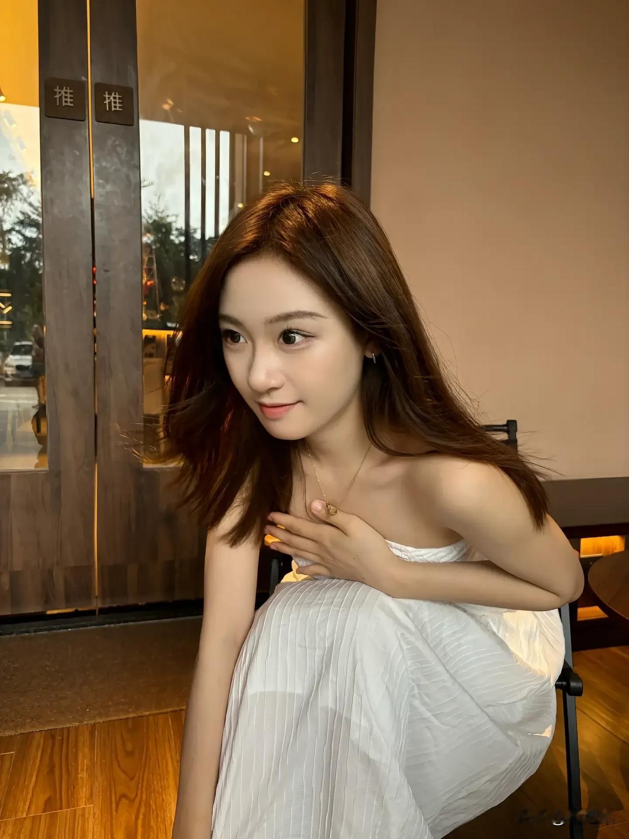 玉人倚栏思，秋意入眉间。