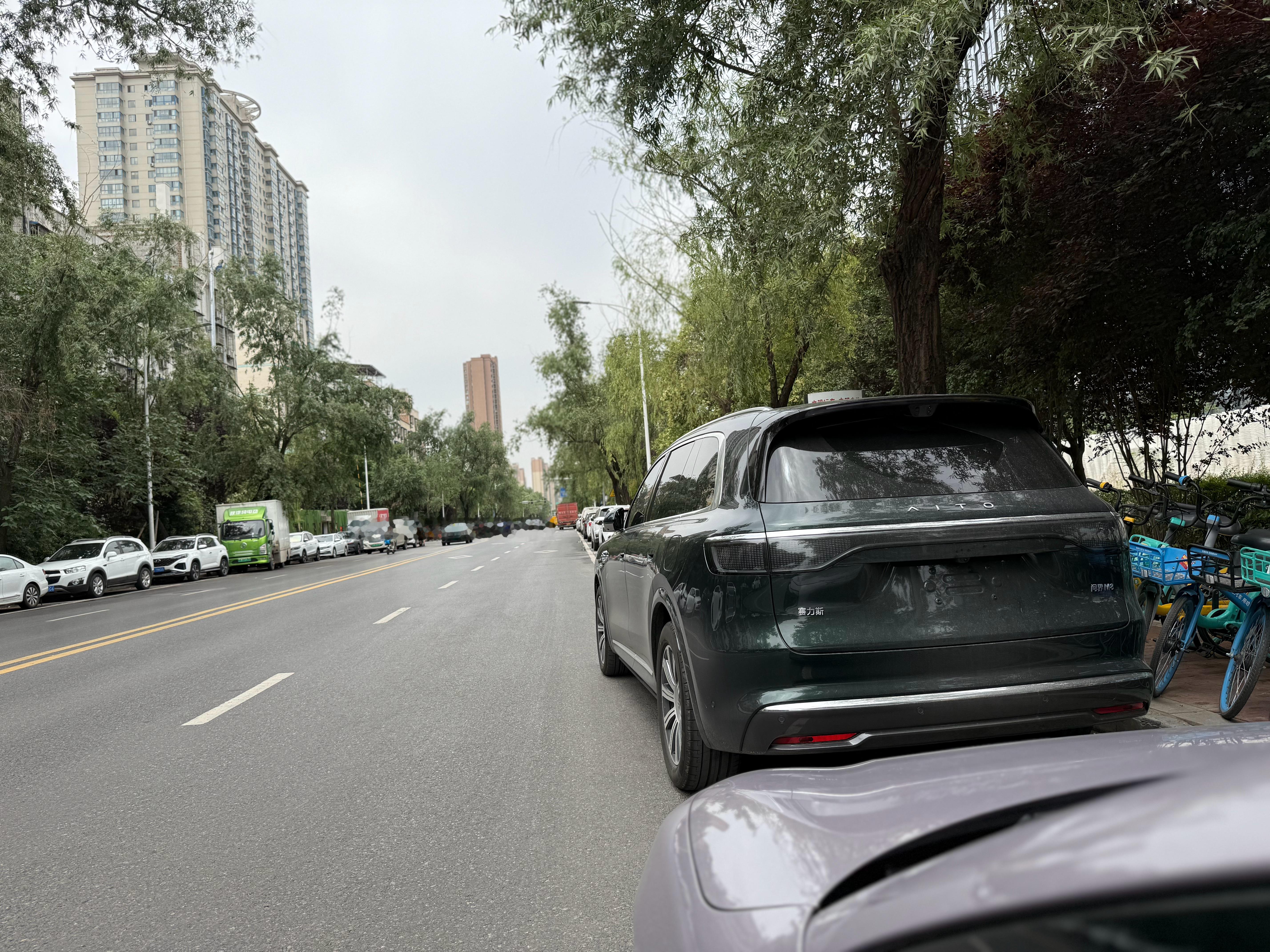 遇到一辆同样等待上牌的新车，问界M8这个颜色少见，还挺耐看👀智驾数码团​​​