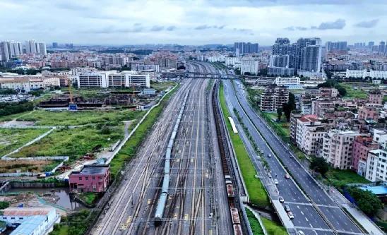广清城际南延铁路铺轨贯通6月14日，广清城际南延铁路实现铺轨贯通，这一关键节点