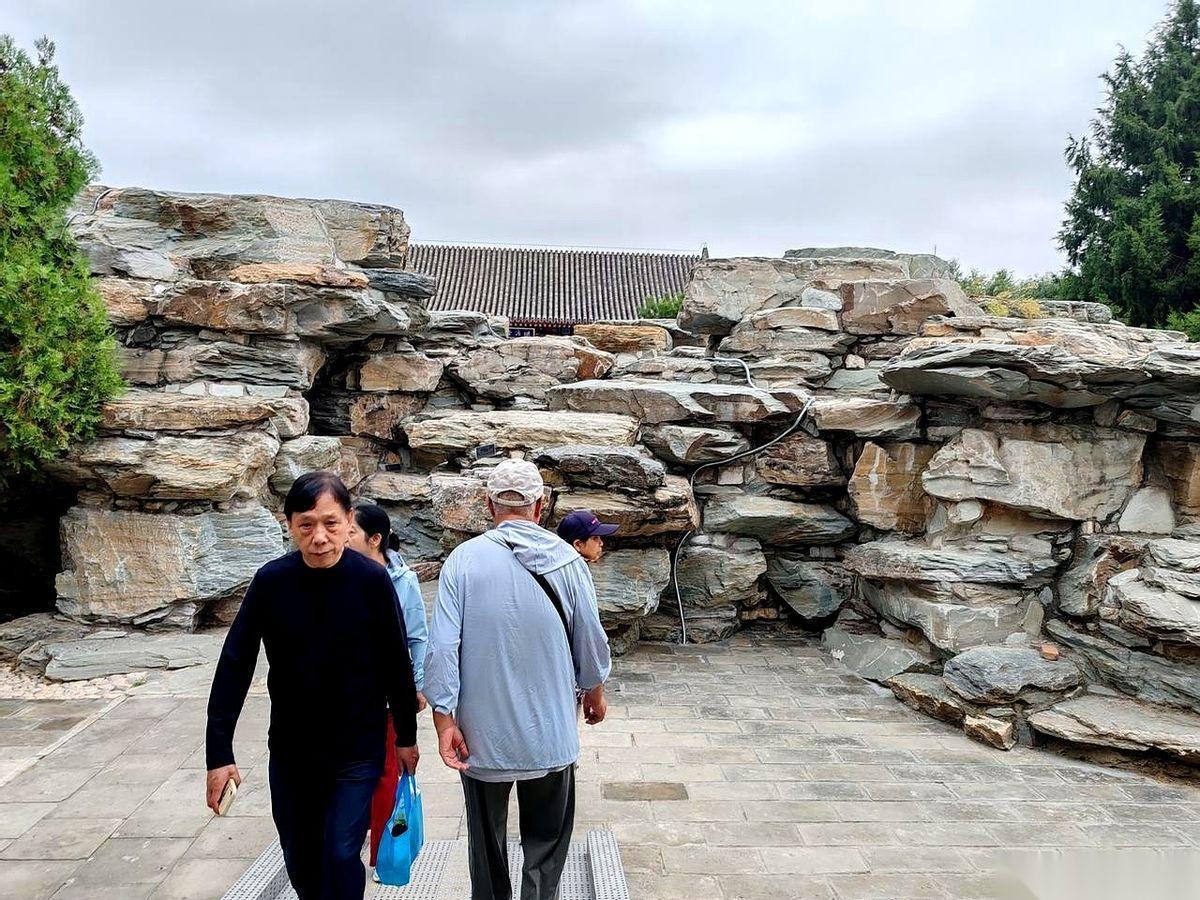 婆婆临走前，拉着我们的手说：“你们既然已经吃亏了，就吃亏到底吧。”我当时脑子嗡