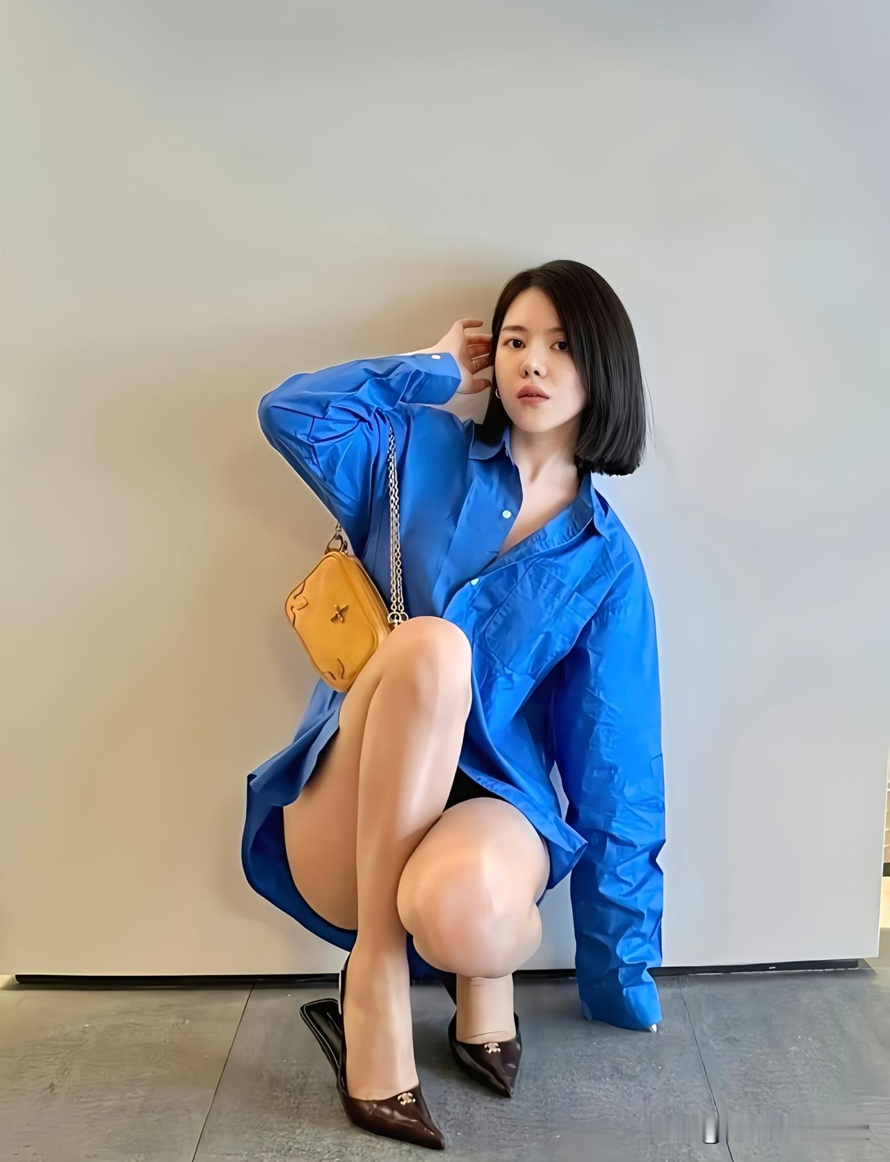 什么样的女人，能让你眼前一亮普通女生的松弛感穿搭，一件蓝衬衫就能穿出高级感