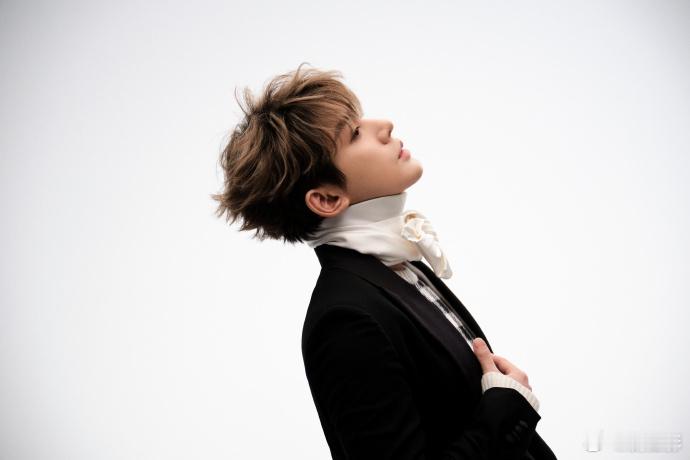 邓为这个侧脸绝了邓为这个侧脸绝了，完全就好像小说里面的男主~特别精致的侧脸