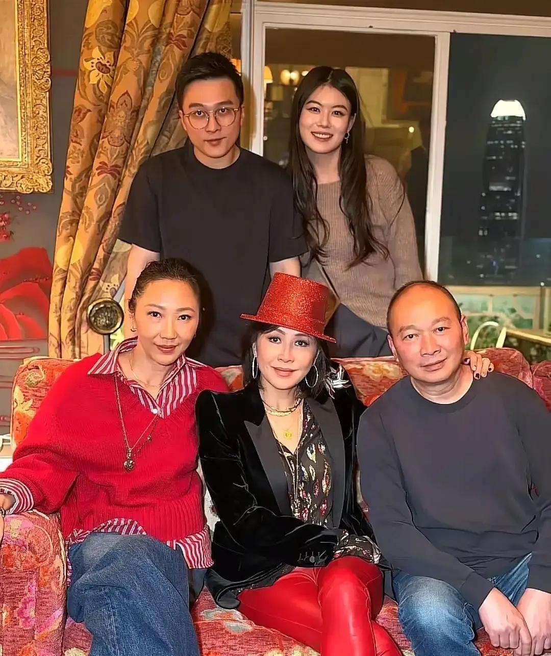 28岁侄子带女友回家，刘嘉玲一句话炸场侄子进门那刻，刘嘉玲直接塞红包，女孩