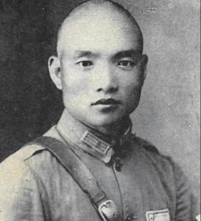 1959年，孔令华带着女朋友回家见父母。父亲孔从洲，开国中将。进门一看，姑娘