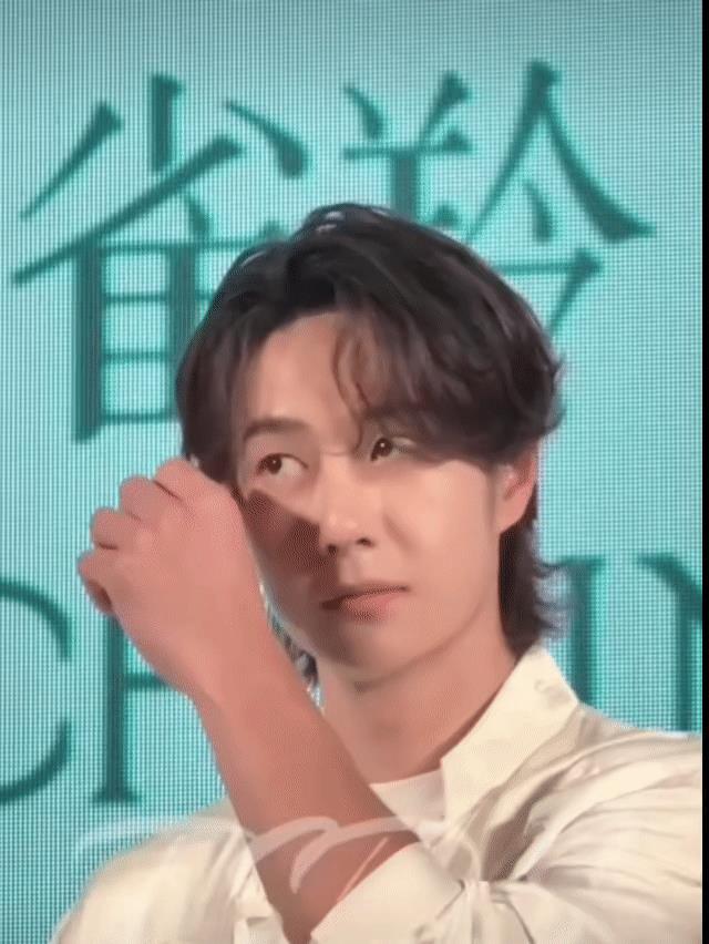 王一博听见什么了，捂着脸偷着乐呀？这名粉丝站起来后，听说要和王一博挑战。粉丝