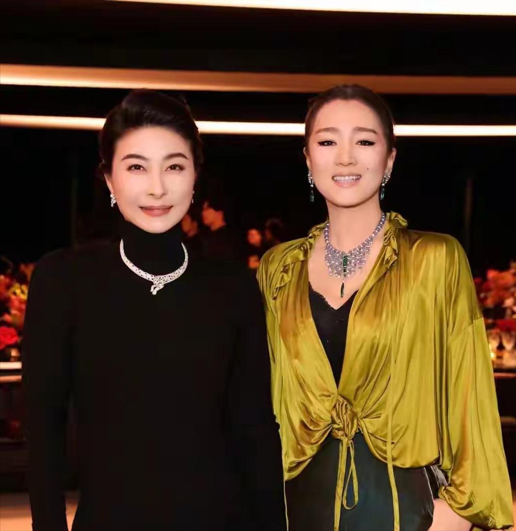 看了郭晶晶巩俐的这一组合照，你就明白什么才是贵气！一直不觉得郭晶晶有多美，但跟巩