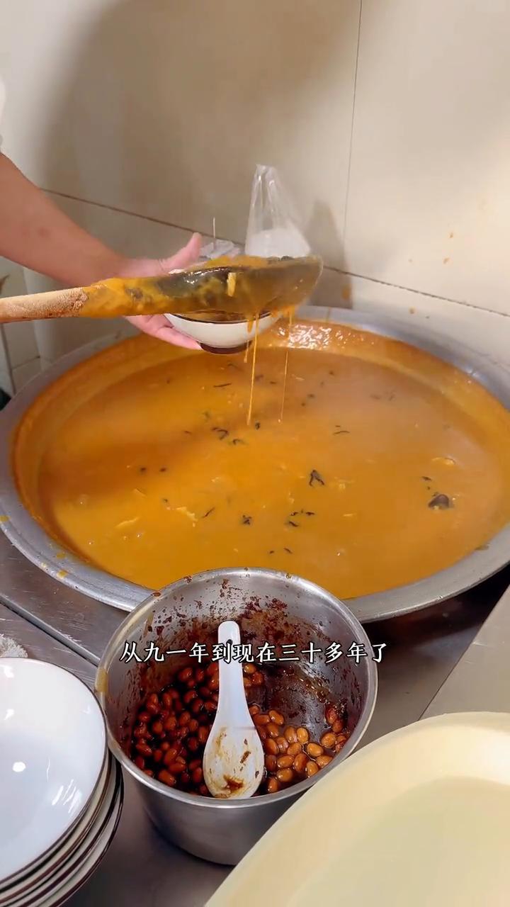 方中山胡辣汤。方中山可以代表河南胡辣汤，我觉得自成一派。从九一年到现在三十多年