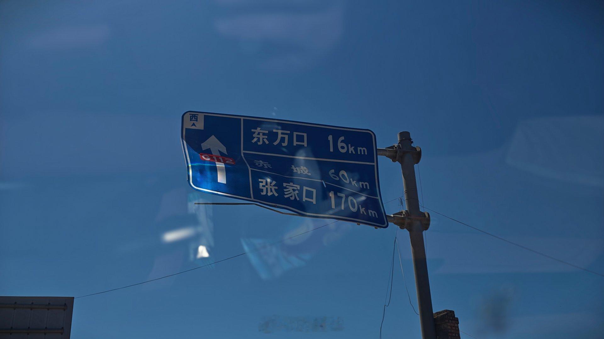 跳起来打你膝盖。