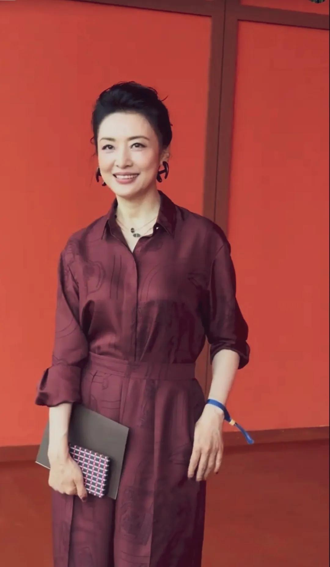 周涛现身爱马仕秀场，枣红色套装，干练利落，不愧是有着“国泰民安脸”的她，端庄大气