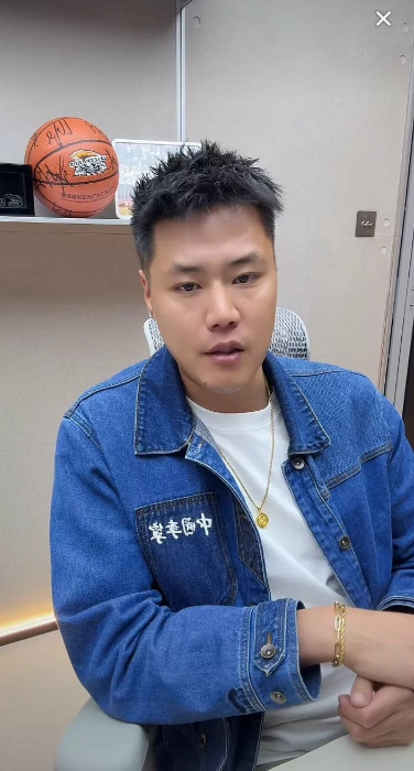 昨晚前辽篮球员贺天举开播与球迷互动，分析广厦与北京队实力对比，预测总冠军归属。贺