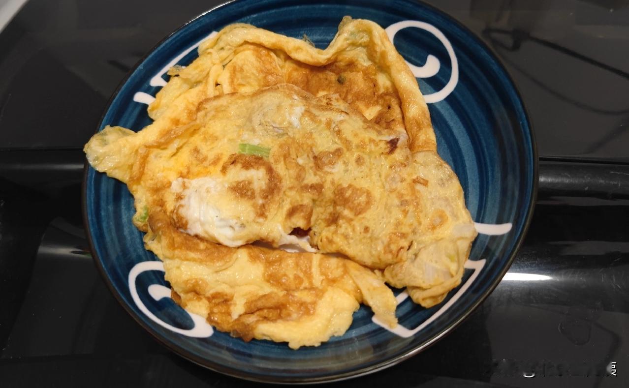 烙饼摊鸡蛋。《老伴下厨记》今年老伴已经不止一次正式宣布：再也不进厨房！