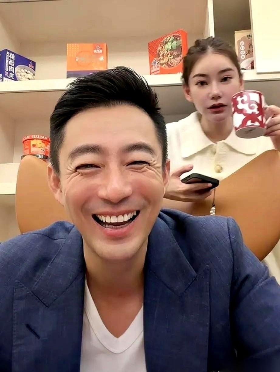 我真要笑不活了。直播间里，网友坏得很，弹幕飘过来一句：“孕妇在吗？”汪小菲这