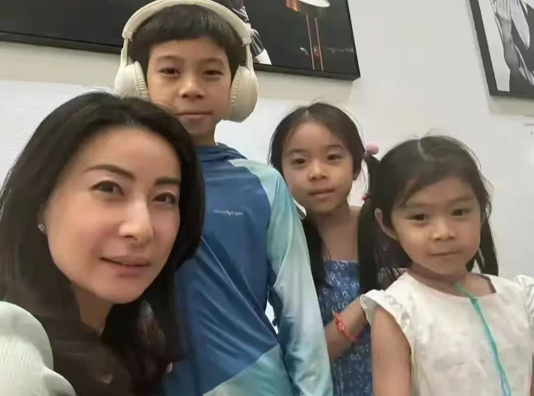 郭晶晶所生的一儿两女真是会投胎，其中女儿霍中妍、霍中怡，这颜值完全是奶奶朱玲玲的