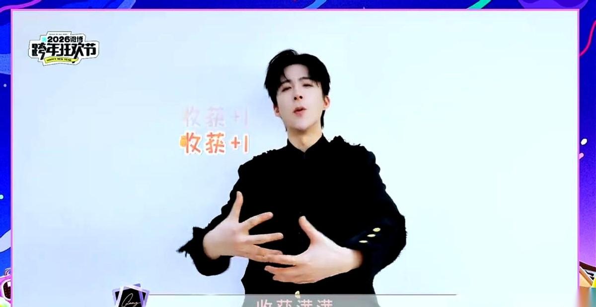 好家伙，他自己给自己发了个奖。叫，“劳模”。我第一反应是，这人还挺敢说。但转