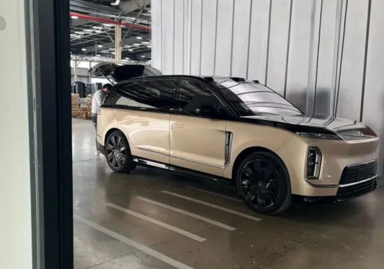 蔚来ES9这外观确实很虎虎生威，肉眼可见的霸气，但又有明显的蔚来风格。