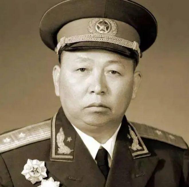 1935年，长征途中，詹才芳看到一个重病的人被部队抛下，他沉思片刻道：“不要扔，