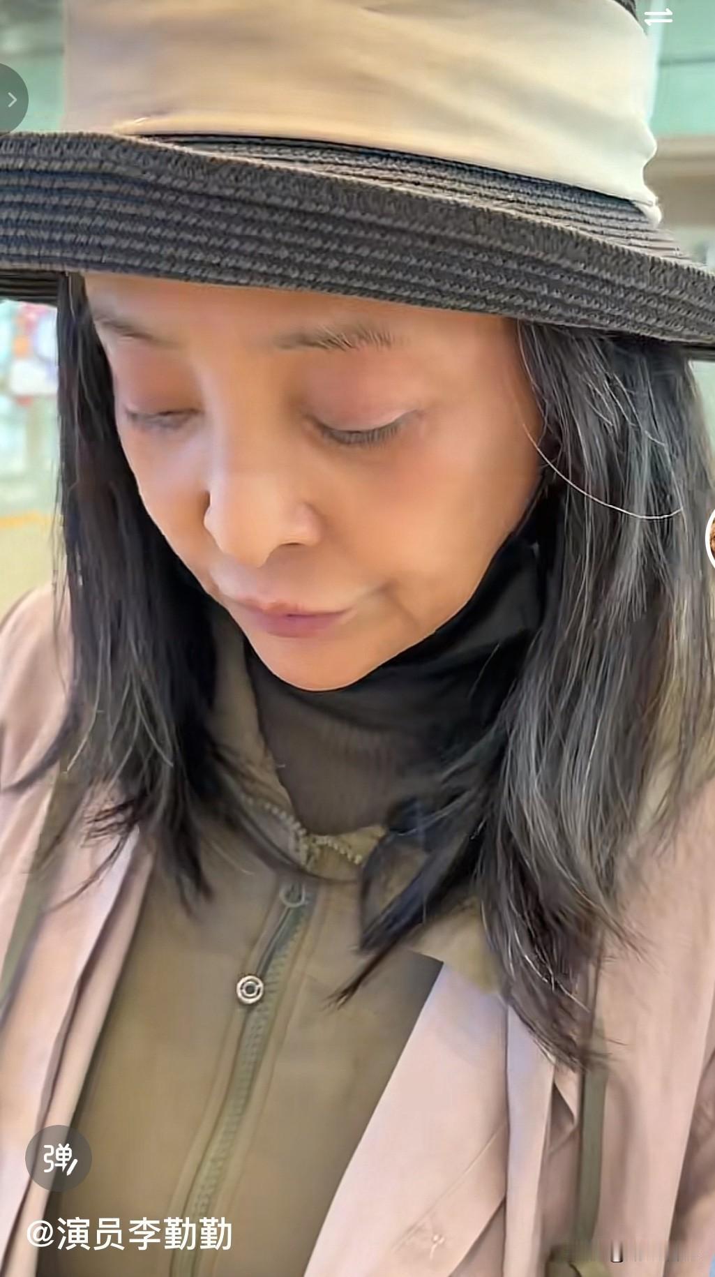 演员李勤勤更新视频动态悼念彭玉老师：她难掩悲恸地开口：彭玉妈妈，晚安！话音未