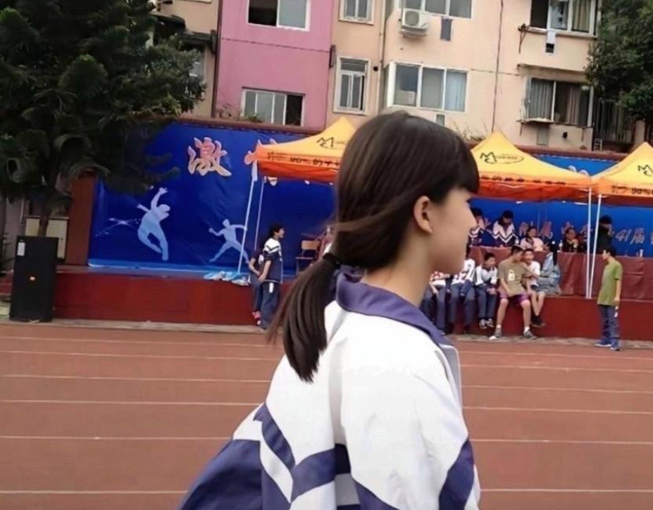 学生时期的赵露思，这就是妈生脸的威力吗