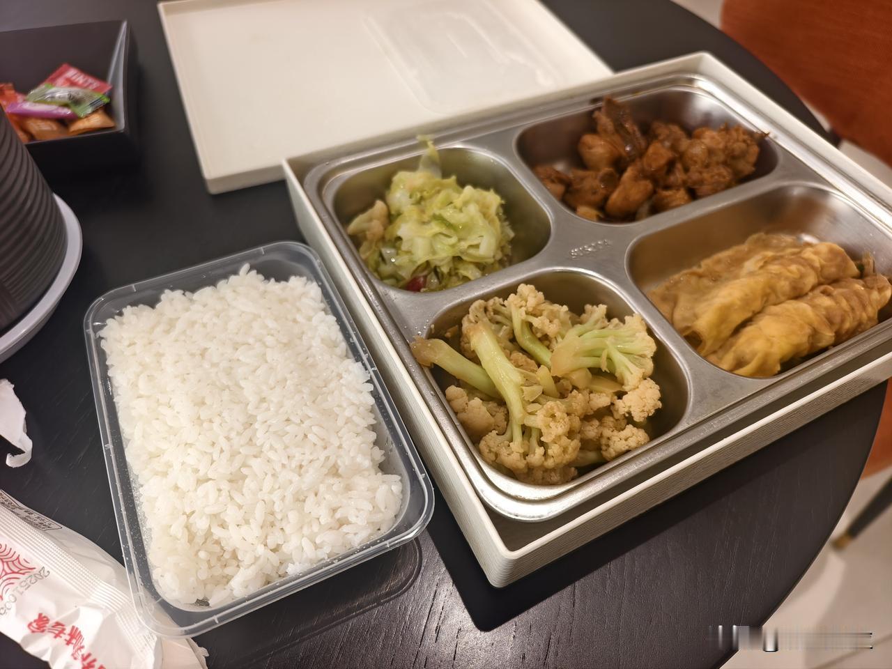 吃上极氪的午饭了，没有鸿蒙大食堂那样，但是也马马虎虎过得去了。