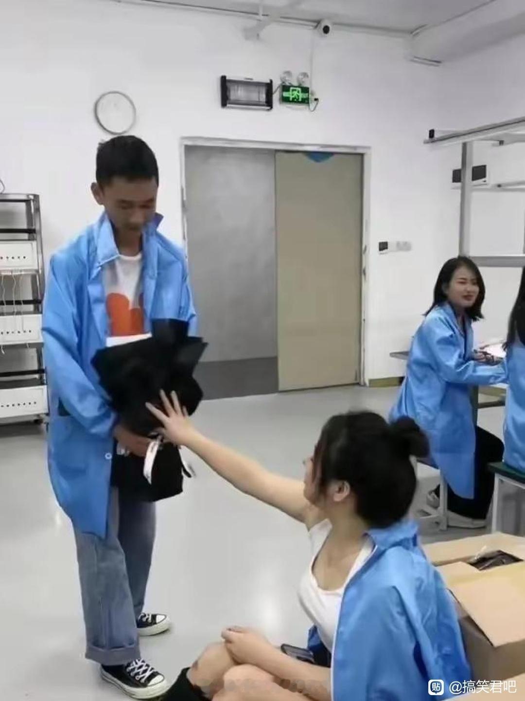 电子厂的“爱情”，都是在哄笑中收场