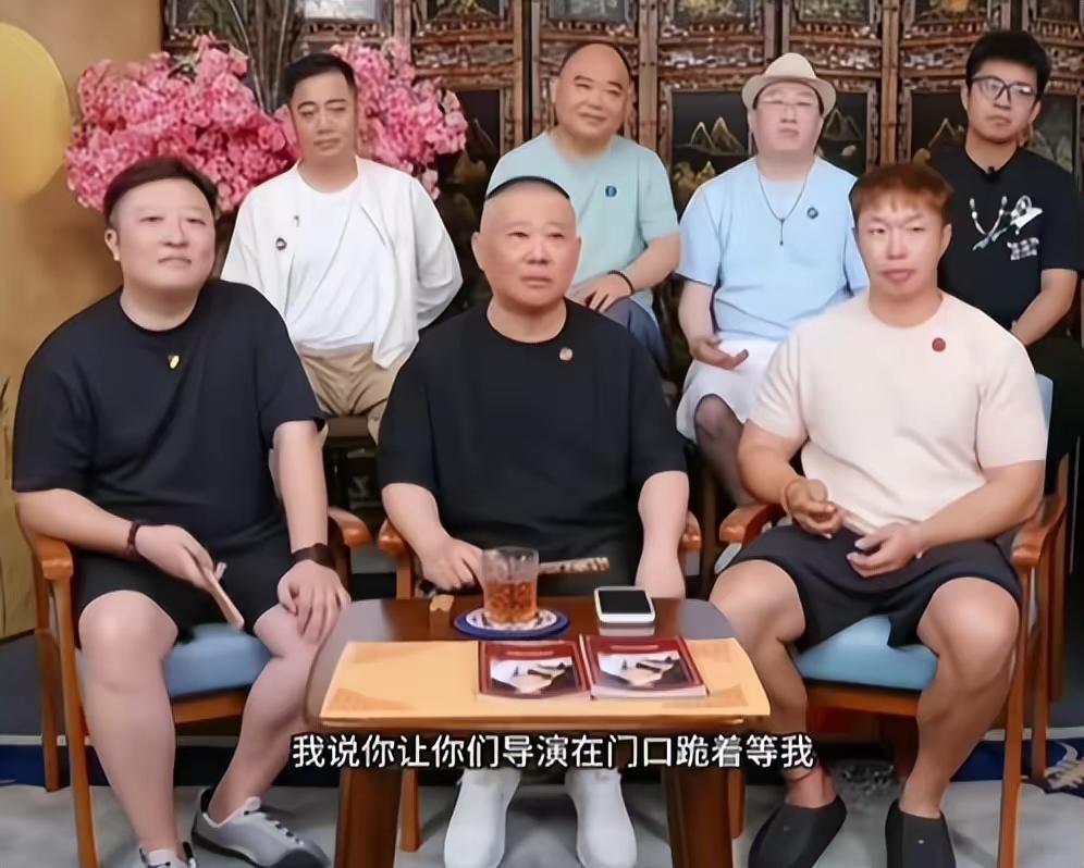 以前，传言郭德纲老婆给曹云金下跪，虽然不知道真假，但是现在，郭德纲在直播称「儿子