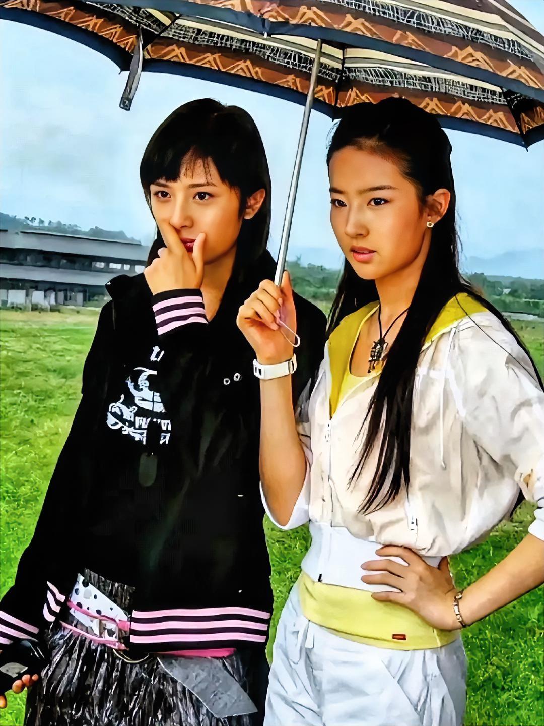 天呐！这张旧照里的杨幂刘亦菲，青春直接溢出来了！家人们快来看！杨幂和刘亦菲