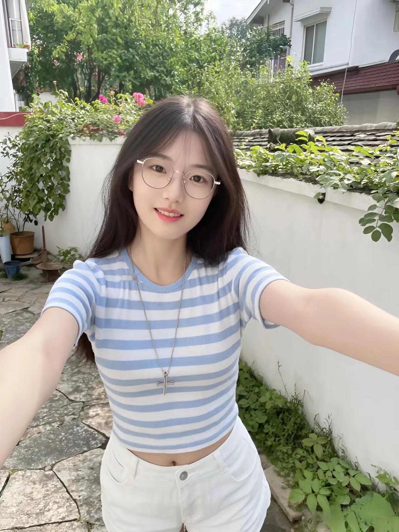 蓝白条纹裹着夏意，眼镜衬得笑意都清清爽爽，院墙边的花影里，连风都沾了点甜软的少年
