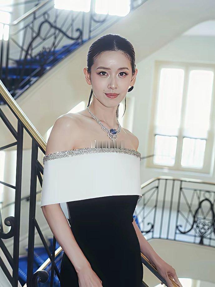 章泽天在戛纳的发型正面看还不错背面看好像自己在家胡乱扎的​​​
