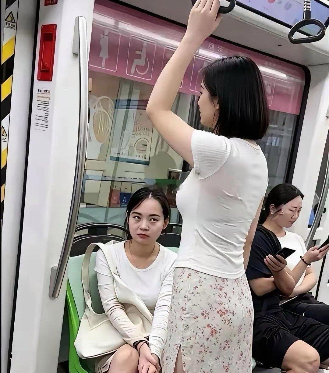 这眼神是羡慕还是嫉妒呢
