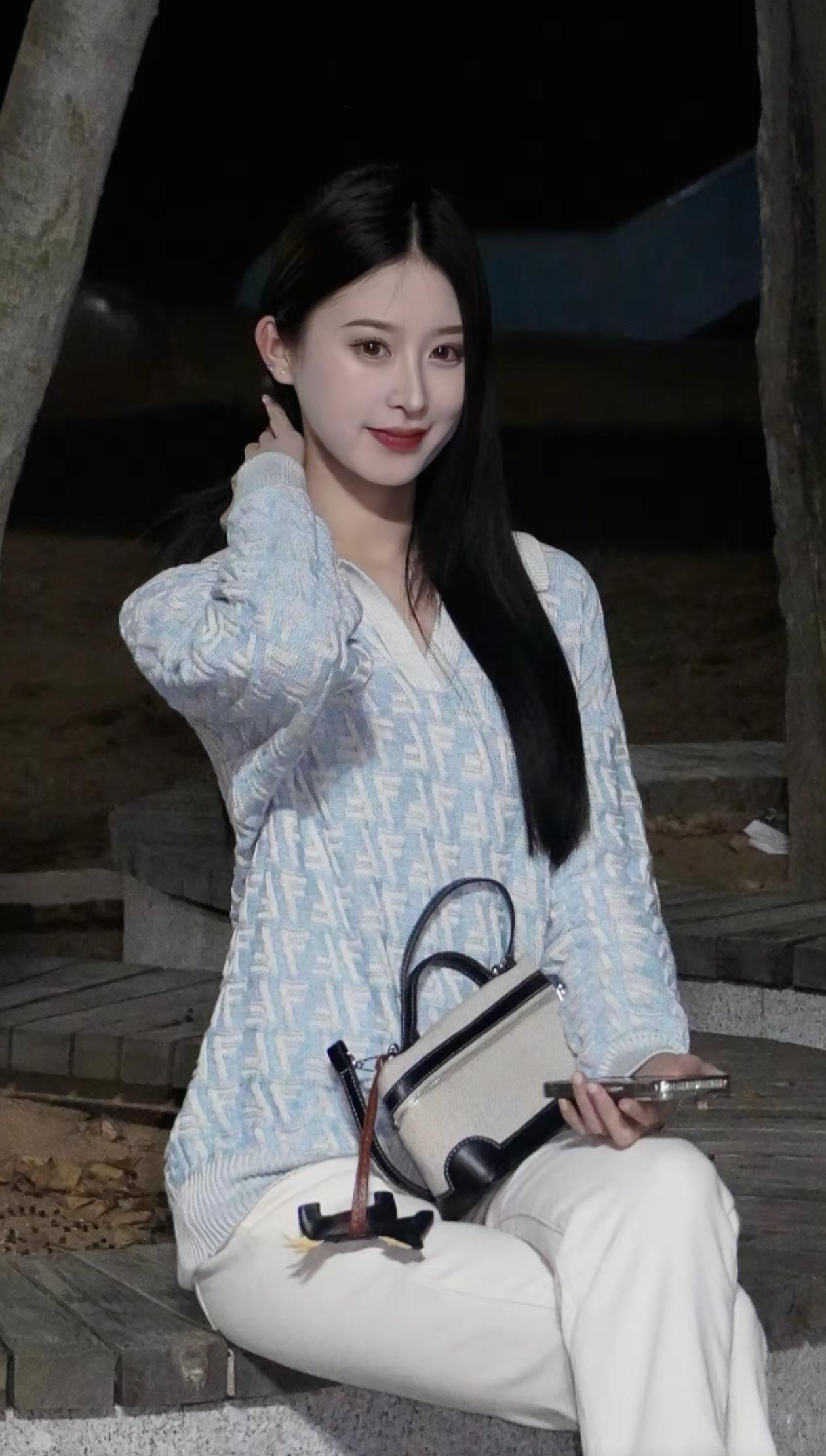 夜晚的宁静时光，优雅地坐在长椅上，享受着属于自己的静谧时刻。