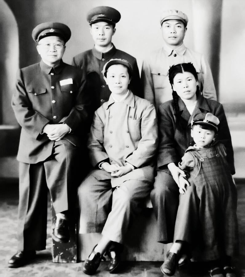 1950年，时任广西省委书记、省政府主席、广西军区司令员兼政委张云逸偕夫人韩碧，