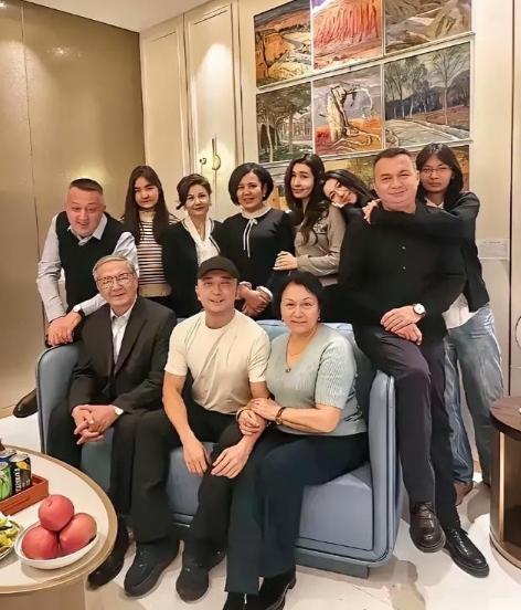 这个世界上最搞不懂得，就是尼格买提的父母了。明明各自都离婚带娃，居然二婚又生了个