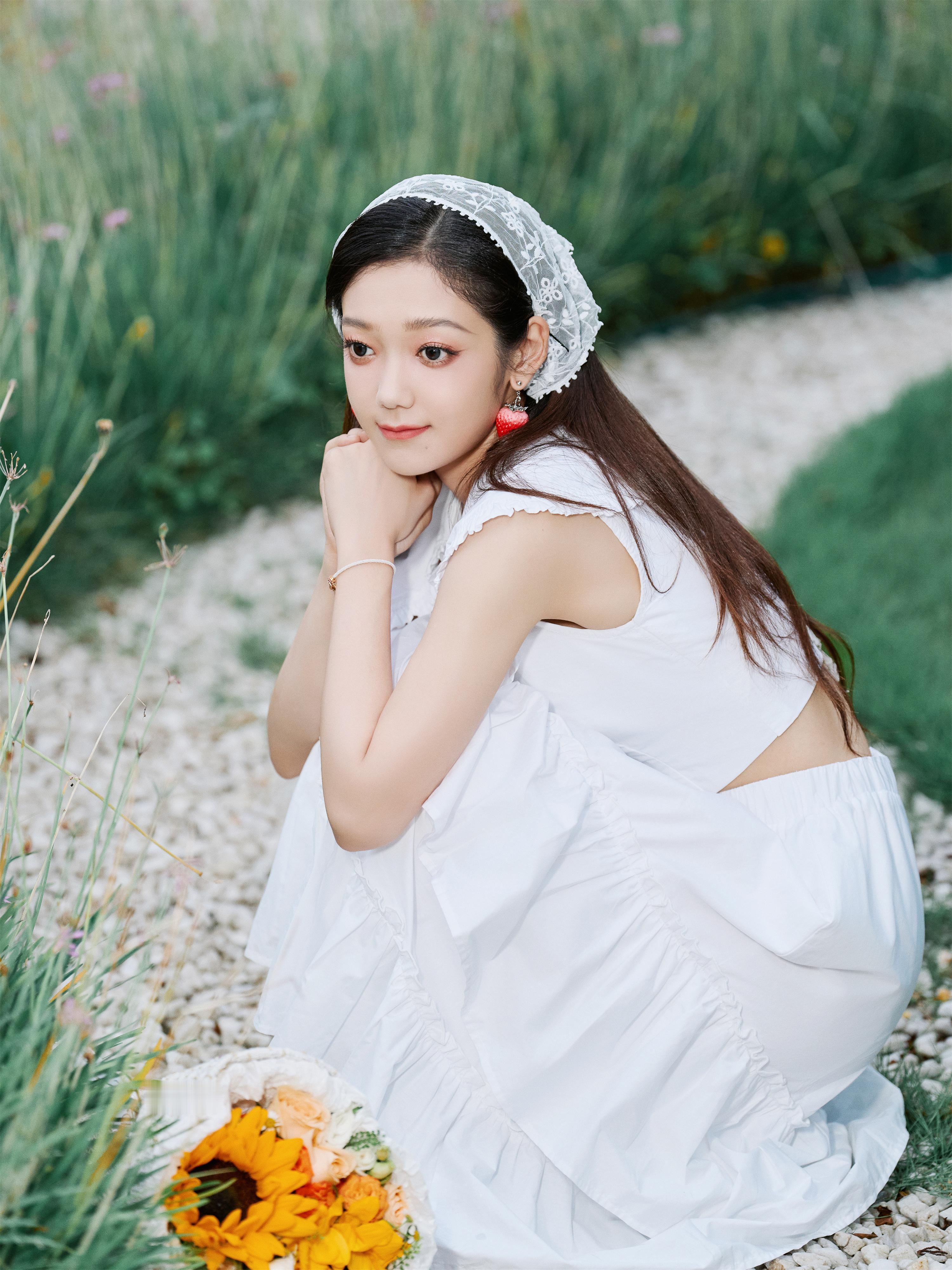 希林娜依高，柔美白裙穿搭，绿植物林间少女的模样