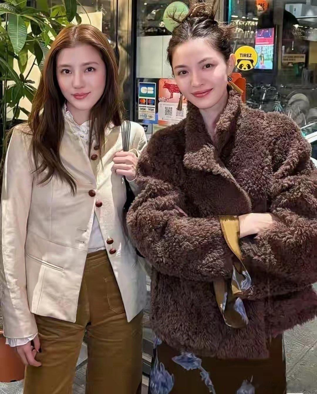 吴千语钟楚曦在巴黎聚餐吃火锅，一个甜美一个明艳，堪称视觉盛宴​