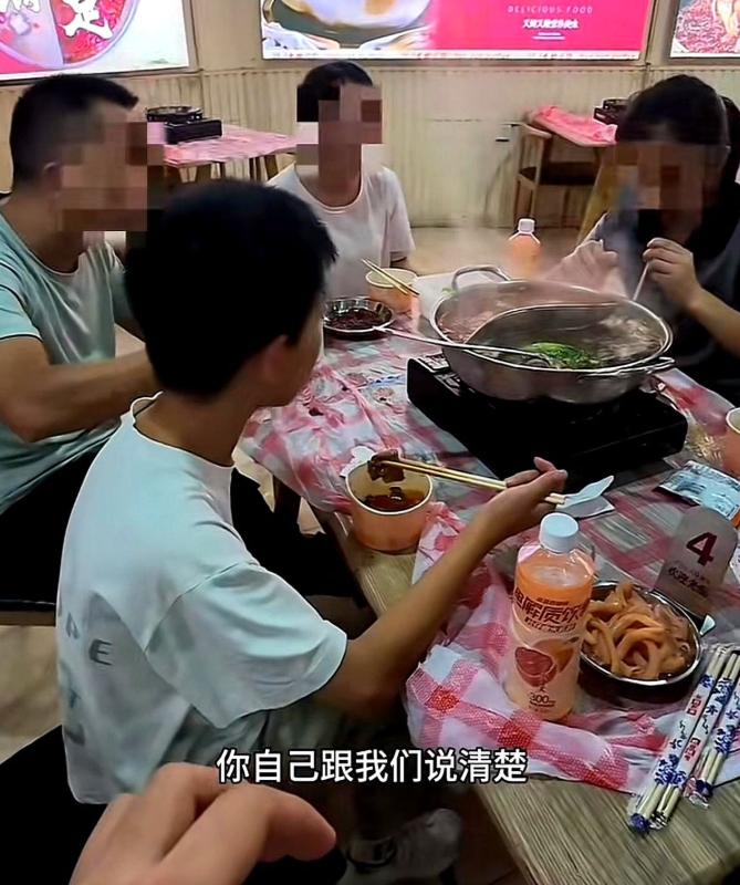 “扑通”一声，火锅店老板当着满堂食客的面，直挺挺地跪在了一家五口面前。这一幕