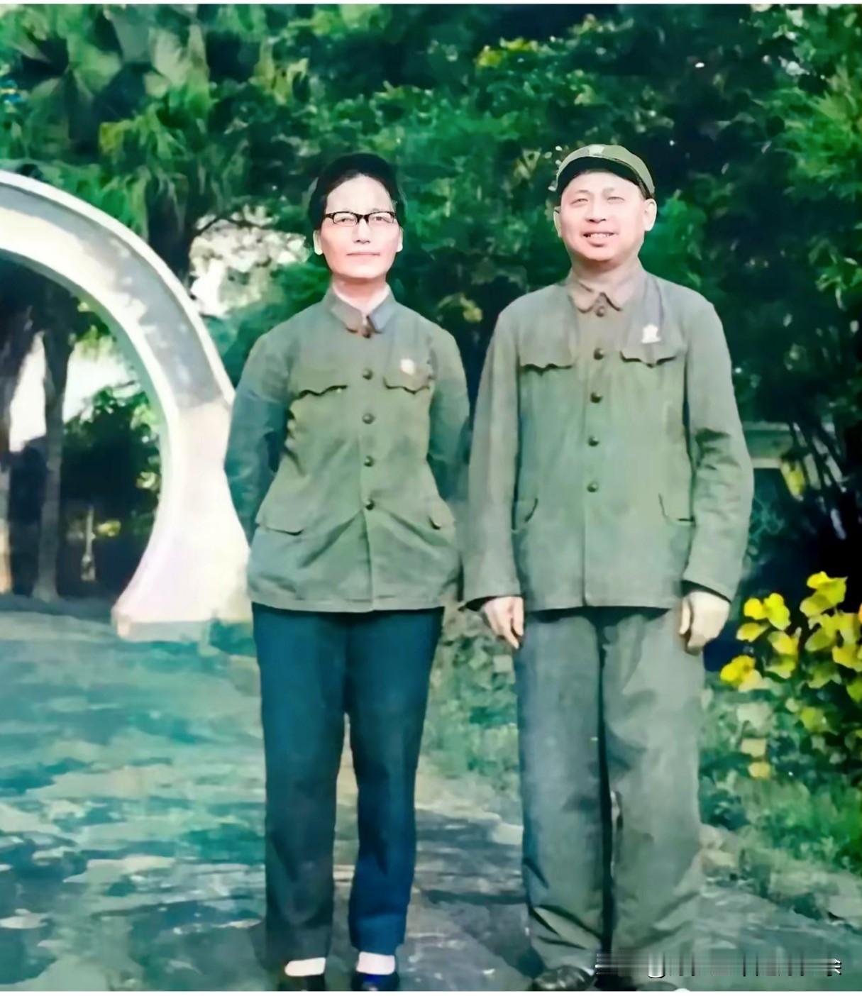 一九七零年五月，广州，开国上将李天佑将军与其夫人杜启远的珍贵合影。真是惊艳了时光