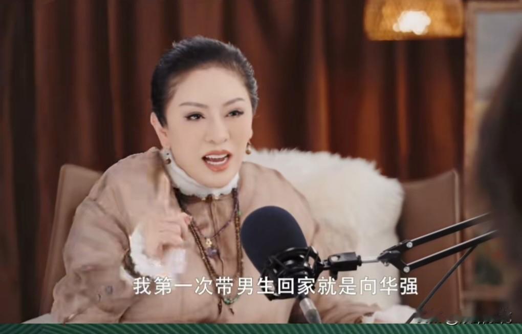 青音问向太：“您当年是怎么看上向华强的？那时候他可没什么钱。”向太：“第一次带他