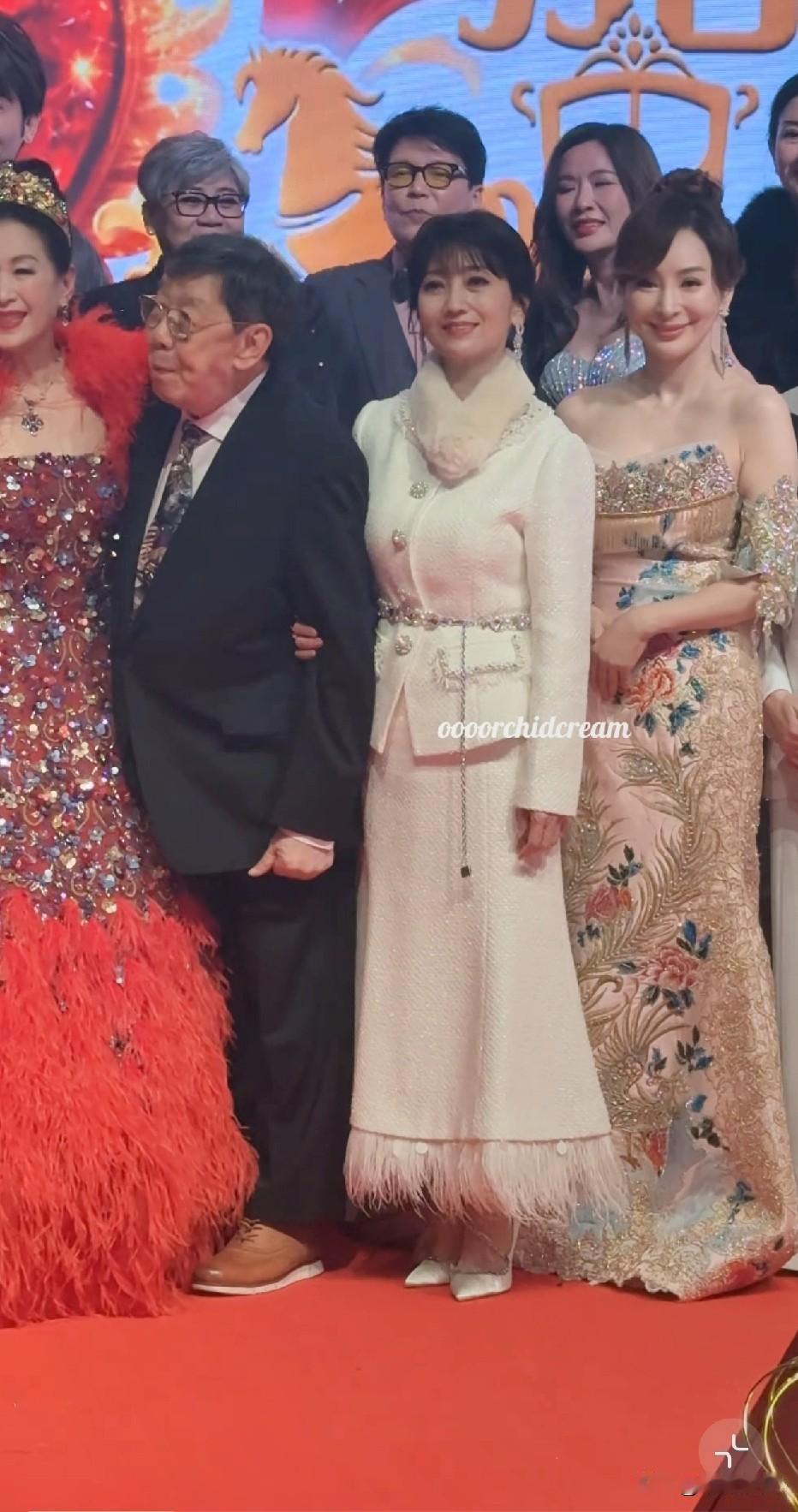 71岁赵雅芝，人如其名，高雅大方，清新脱俗，穿着得体，没有艳丽的服饰在人群里也美