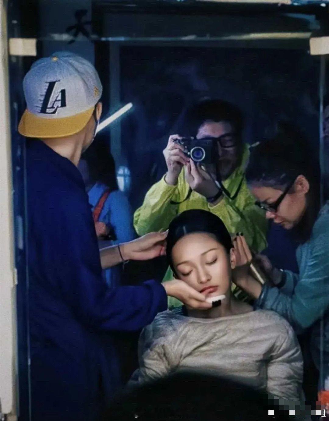 周迅拍《如懿传》时，化妆化着就睡觉了，工作人员拖着她的脸…​​​
